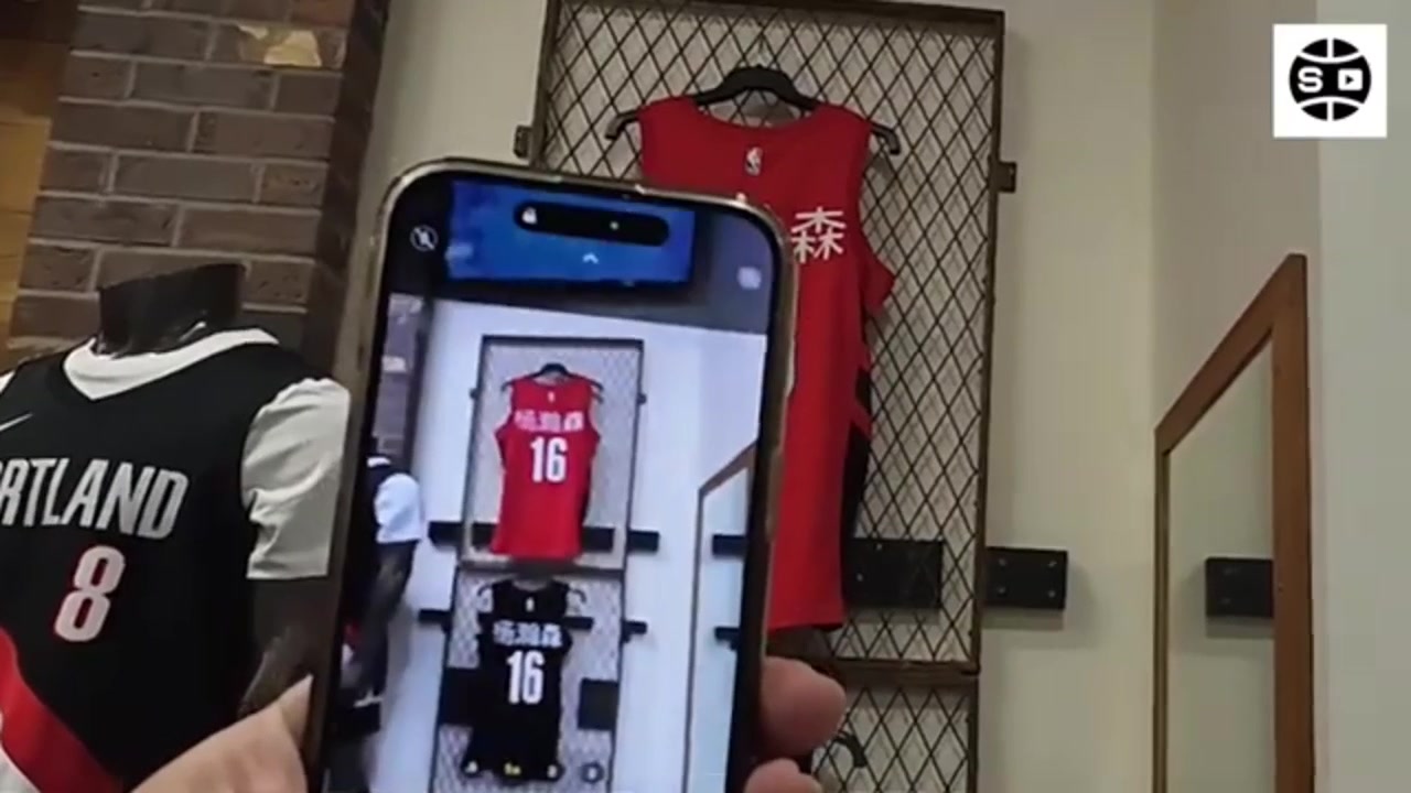 开云真人游戏-开拓者商店各种杨瀚森球衣！韩体育博主感叹：他若是韩国人该多好